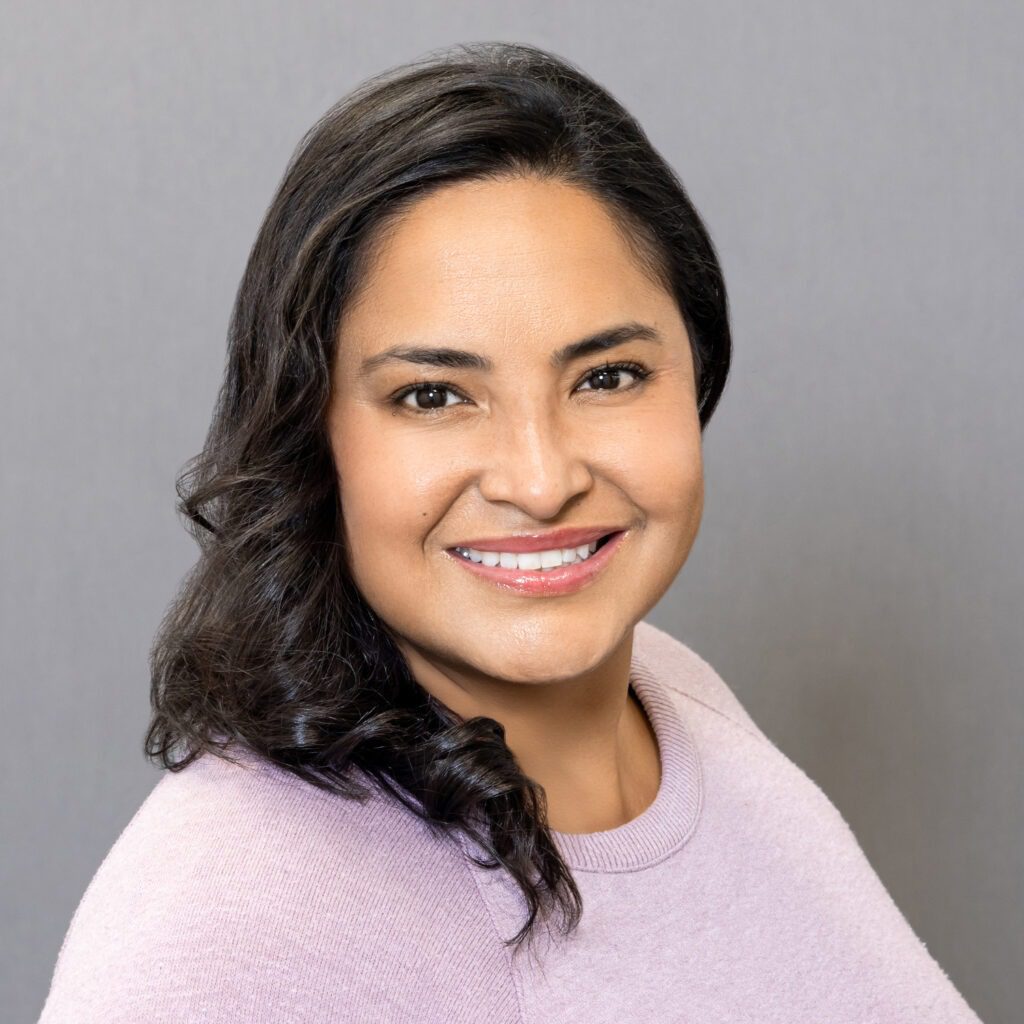 headshot of Lina Alacron